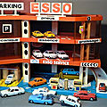 Un beau garage miniature des années 70-80 de la marque coqueval... un jouet vintage à souhait qui a déjà repris du service !