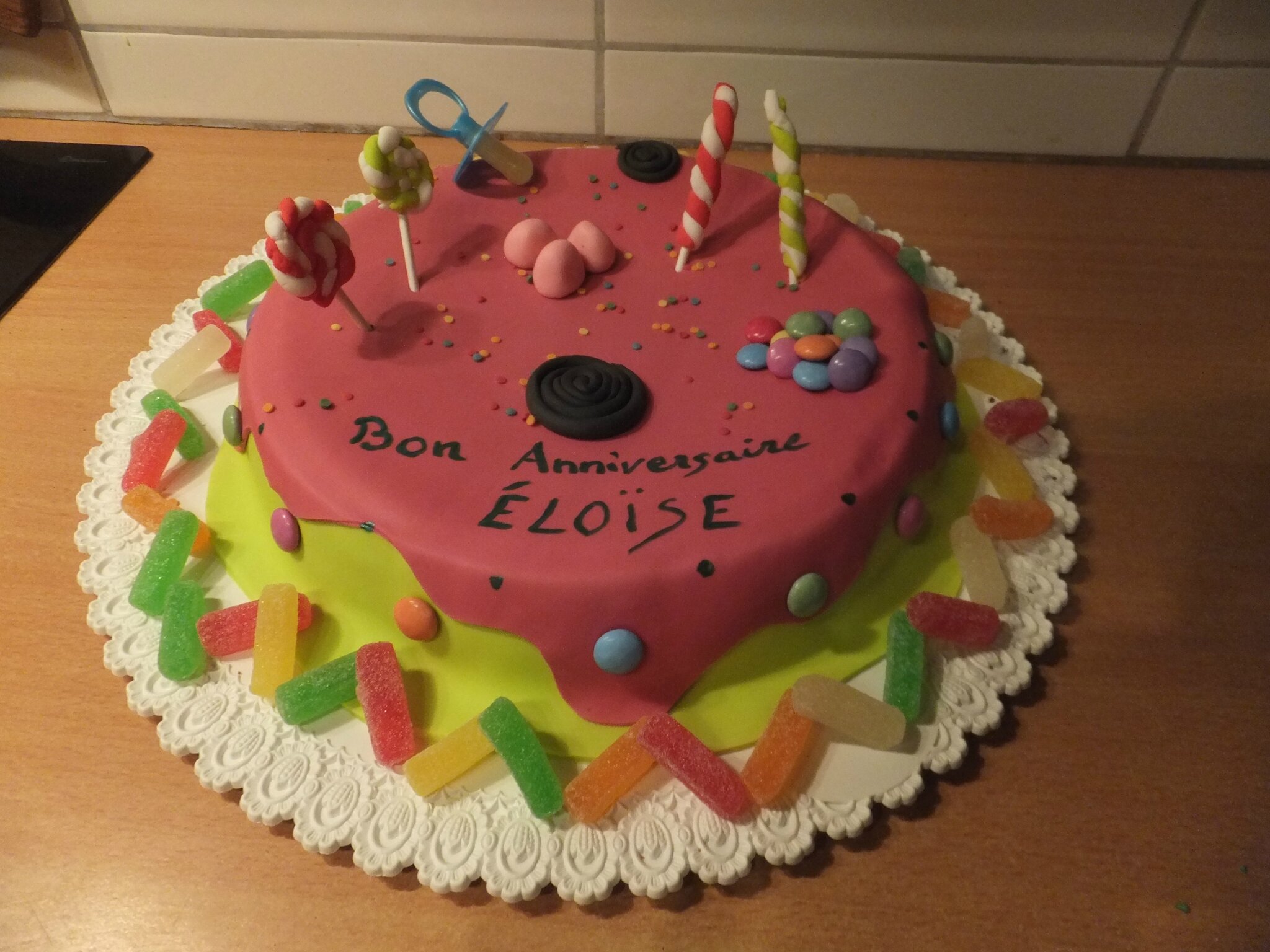 Gateau Sur Le Theme Des Bonbons Encore Pour Ma Fille Avec Ses Copines Delices Compagnie De Lydie