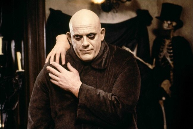Christopher Lloyd dans le rôle de Oncle Fétide Addams avec La Chose