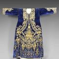 Robe de mariage, bindalli, en velours bleu nuit brodé en kabarma doré. turquie, art ottoman, xixe siècle.