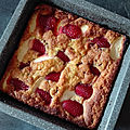 Tarte gâteau aux fraises et aux pommes sans gluten et sans lactose. 