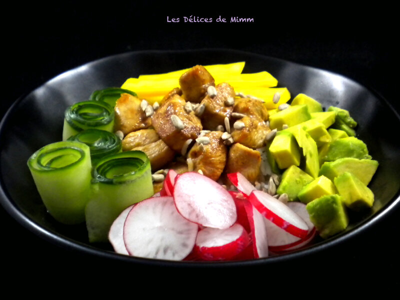 Poke bowl au poulet caramélisé et à la mangue