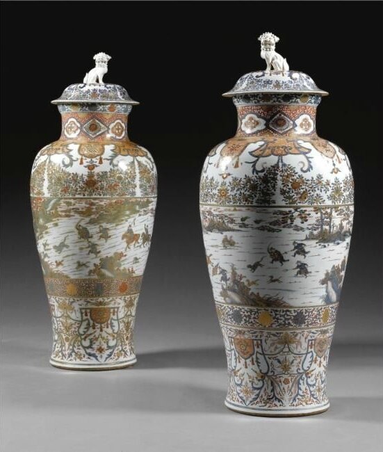 A massive pair of 'Chinese Imari' soldier vases and covers, Qing dynasty, Kangxi period (1662-1722)