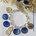 Bracelet personnalisé sur chaîne Kelly médaille bleu nuit gravées, coeur en argent, matriochka en argent et médaille de Vierge à l'Enfant en argebt