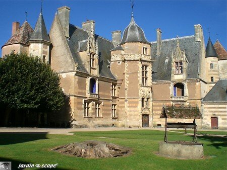 Cour du Château d'Ainay-le-Vieil