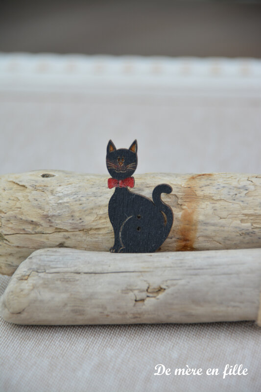 chat noir noeud rouge