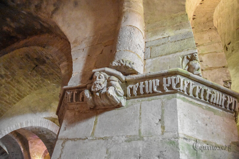 Tombeau de Saint-Eutrope dans la crypte de la Basilique de Saintes (Saintonge) (6)