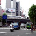 Shinkansen 700 traversant Tokyo