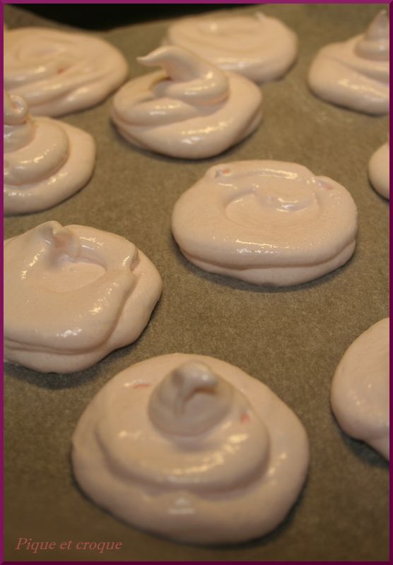 Duo de Meringues à la crème pâtissière et aux fruits rouges pique et