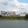 15)Côté industriel du Rhin , navigation fluviale, manoeuvre.