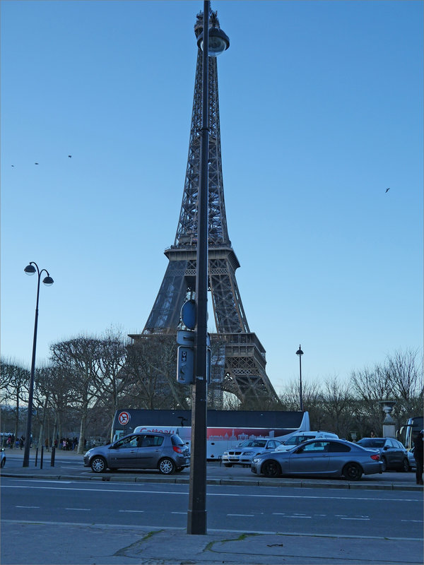 Paris 301221 ym 21 Tour Eiffel lampadaire dansent
