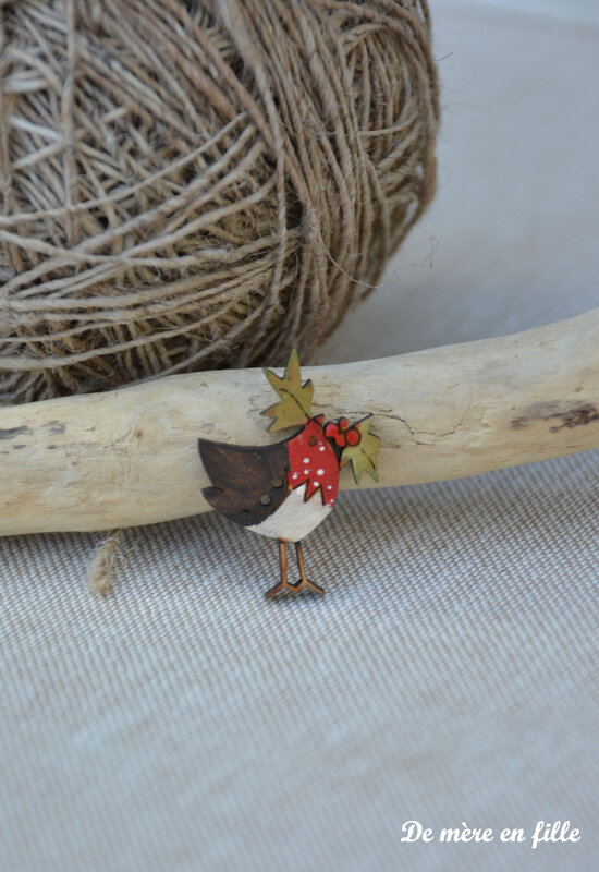 rouge gorge et houx dans le bec