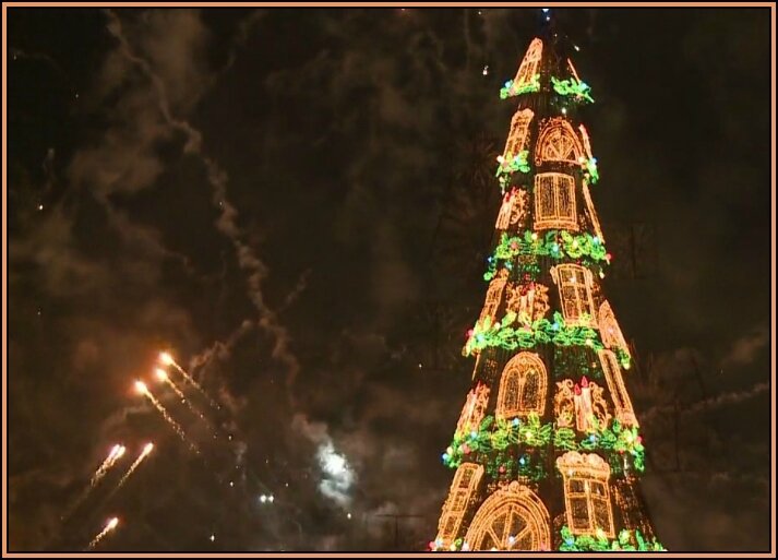 Un gigantesque sapin de Noël flottant inauguré à Rio de Janeiro