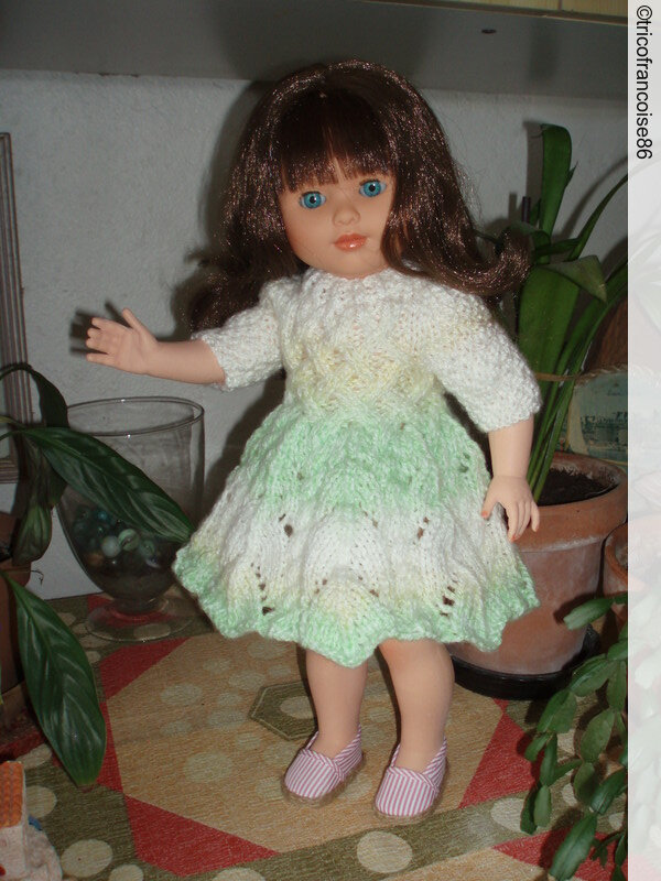 tuto gratuit poupée : robe toute simple pour mini poupée - Chez Laramicelle