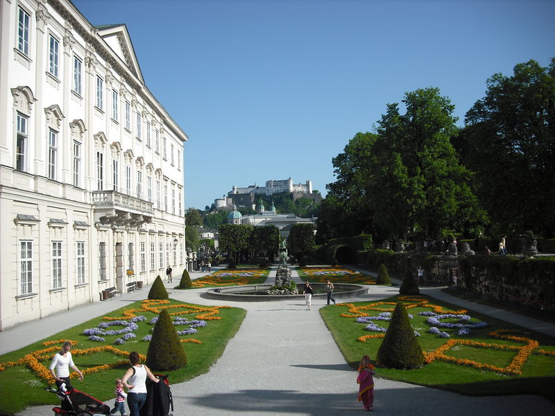 jardins du château Mirabel avec vue sur la forteresse  Photo de