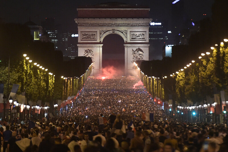 7794068109_les-supporters-francais-reunis-en-masse-sur-les-champs-elysees-apres-la-victoire-de-la-france-sur-la-belgique-1-a-0-en-demi-finale-de-la-coupe-du-monde