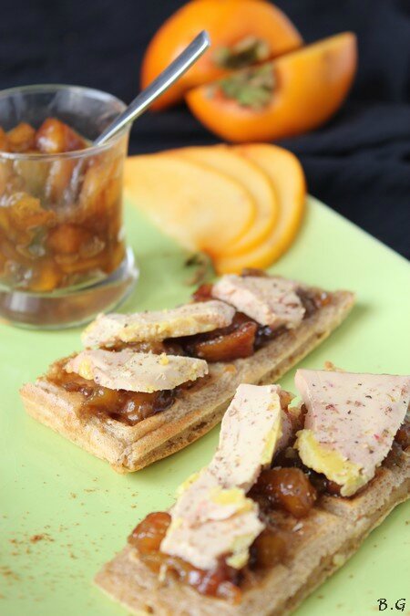Foie gras sur gaufre au pain d'épices et chutney de kaki - Bouilles Gourmandes