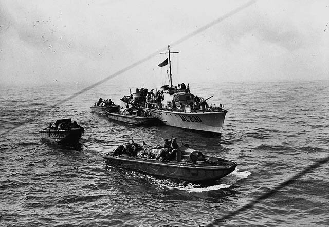 péniches de débarquement s'éloignant d'un torpilleur afin qu'elles puissent commencer leur approche des plages durant le raid de dieppes'éloignant