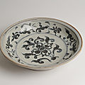 Plat rond en porcelaine à décor en bleu sous couverte de branches fleuries et feuillagées, vietnam, 17e siècle