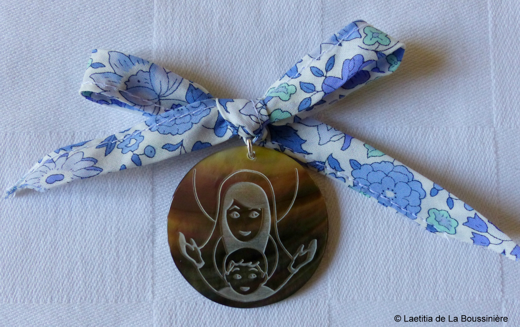 Médaillon de Vierge à l'Enfant en nacre (sur ruban d'Anjo bleu) - 22 €