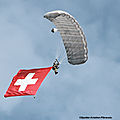 Parachutiste de l'armée Suisse en démonstration