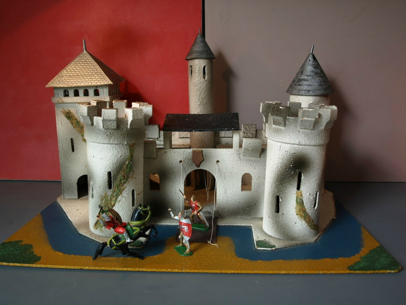 Un château fort comme si on y était Et un très beau jouet ancien pour  enfant de la marque La Hotte aux Jouets ! - Loulou et Gaga