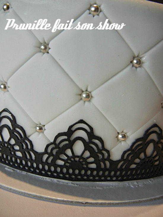 Gateau Chic Et Feminin Dentelle Noire Et Capitons Prunille Fait Son Show