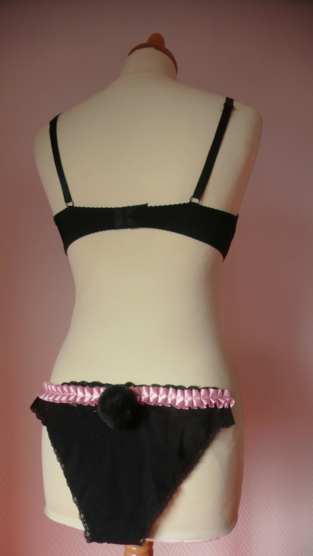 culotte customisée : ruban rose, pompon noir
