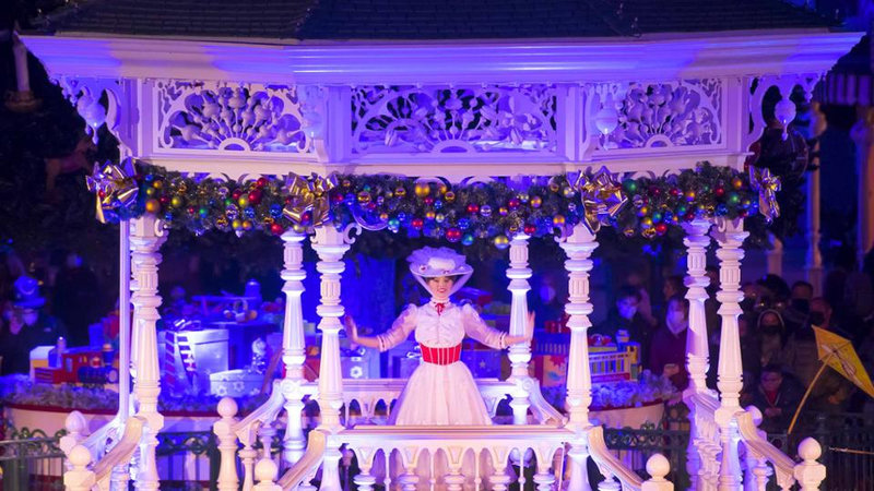 N038877_2_2028dec30_world_christmas-garland-booth-parade-mary-poppins_16-9_tcm808-249366w960p1fjpg
