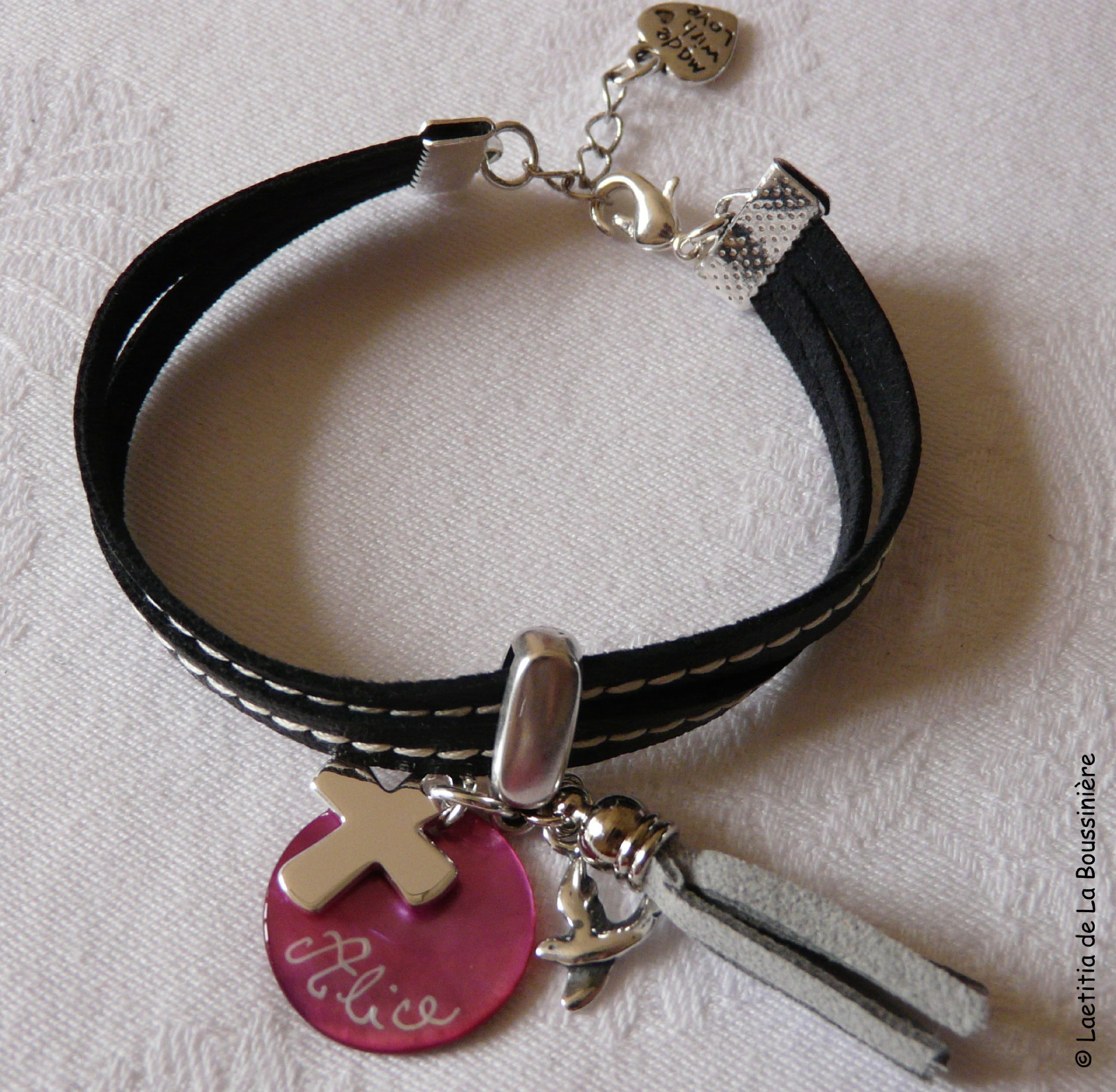 Bracelet double cuir Croix en argent massif, médaille en nacre gravée, mini colombe en argent massif et pompon