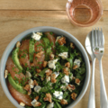 Excellente salade de chou kale, pamplemousse rose, avocat, saint agur & noix
