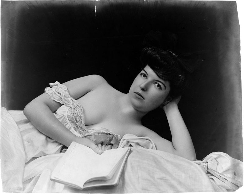 hr young model with a book (fitz guerin) 1901