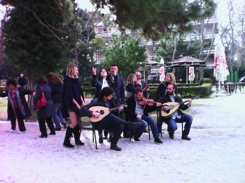 Parc Kifissia Silence on tourne musiciens danseurs chanteuse
