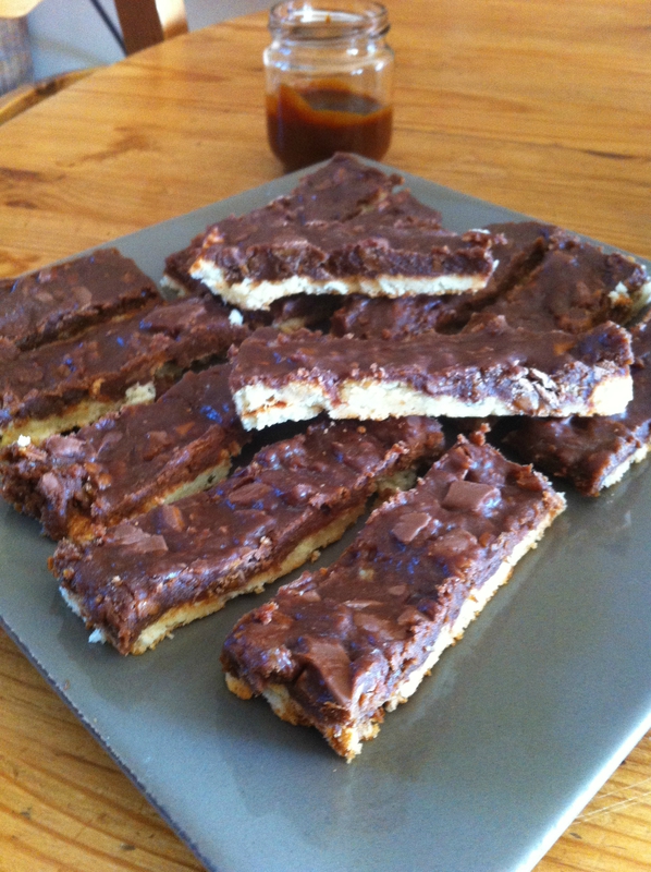 Gateau Croquant Aux Daim Et Au Caramel La Boite A Delices De Sandrine