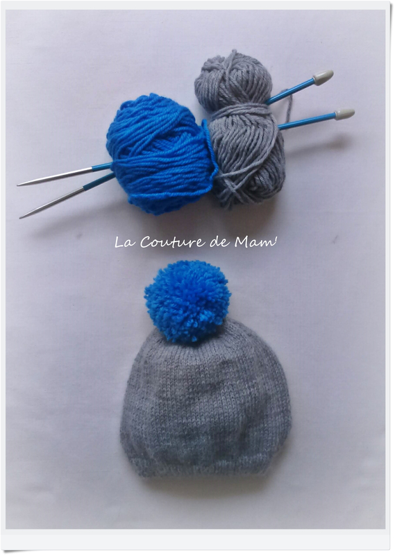 Bonnet gris et pompon bleu