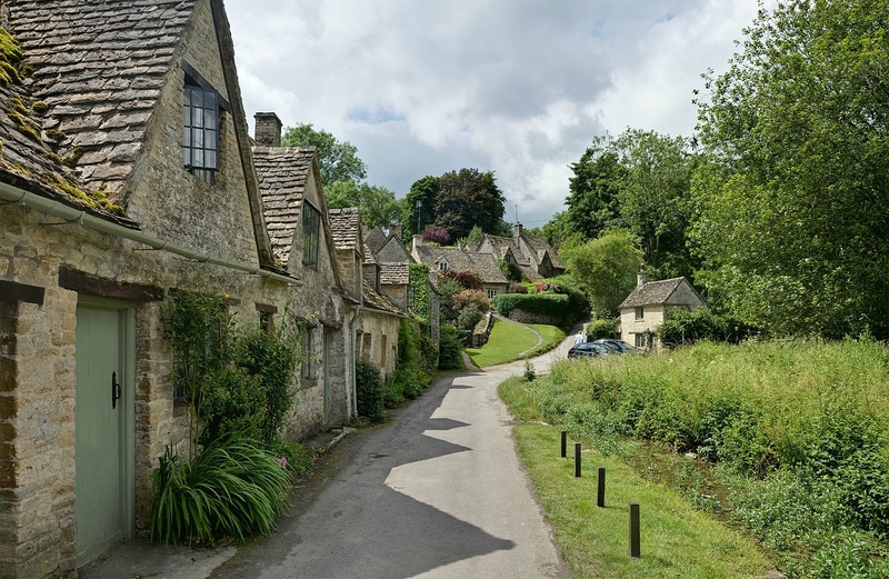 1280px-Bibury_Cottages_in_the_Cotswolds_-_June_2007