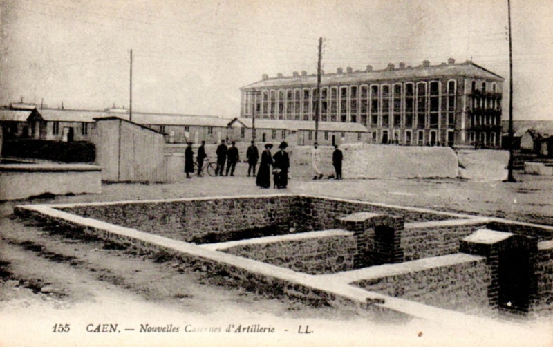 105 - Caen - Nouvelles casernes d'artillerie L.L. (carte postale coll. Verney-grandeguerre)