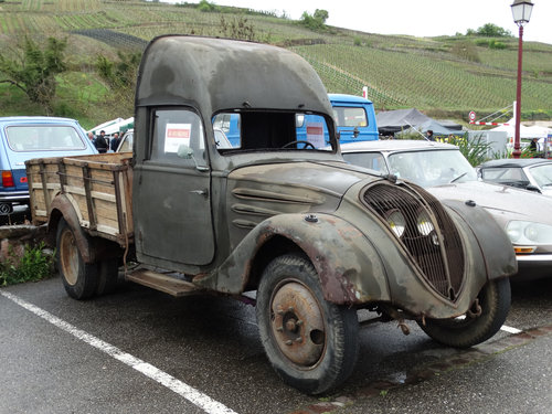 Fourgon Peugeot DK5 équipé d'un moteur de 402 B et sa bâche