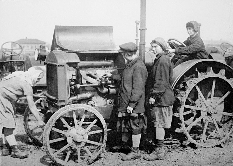 Женщины-трактористки_у_трактора_Интернационал_(1929)