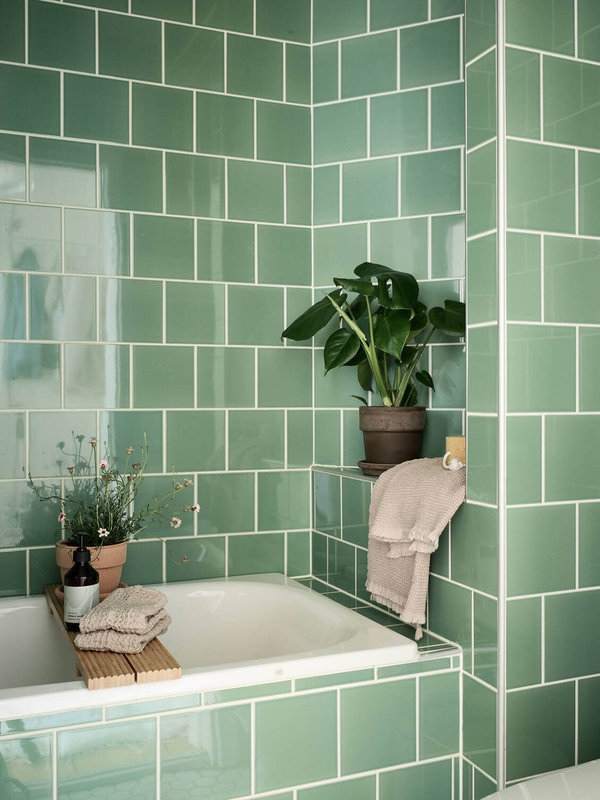 small-green-bathroom-bath-green-tiles-nordroom-1125x1500