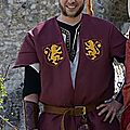 veste médiévale homme brodée lions heraldiques