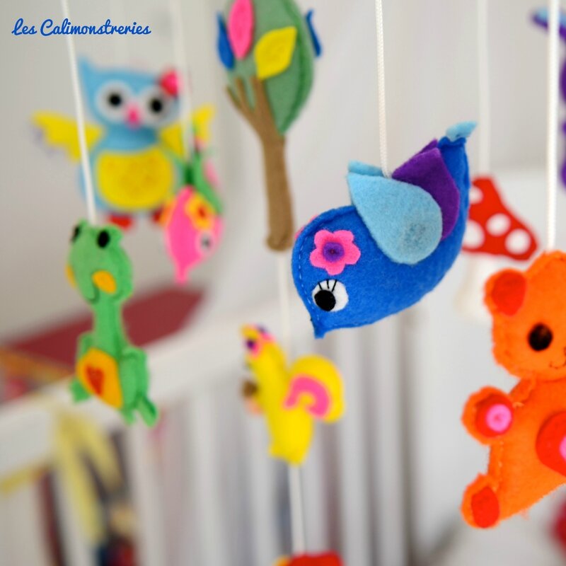 Mobile musical en feutrine pour bébé Les Calimonstreries