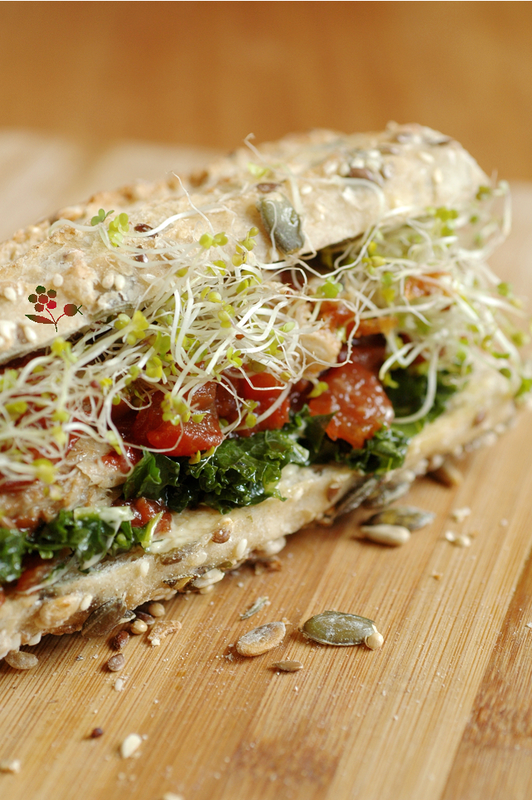 Sandwich chou kale mariné, maquereau, compotée de tomates et graines germées_2