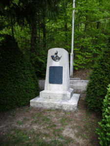 55400 - Vaux devant Damloup - stele a la memoire des 3 officiers 11 s of 102 caporaux et chasseurs tués le 31 mars 1916
