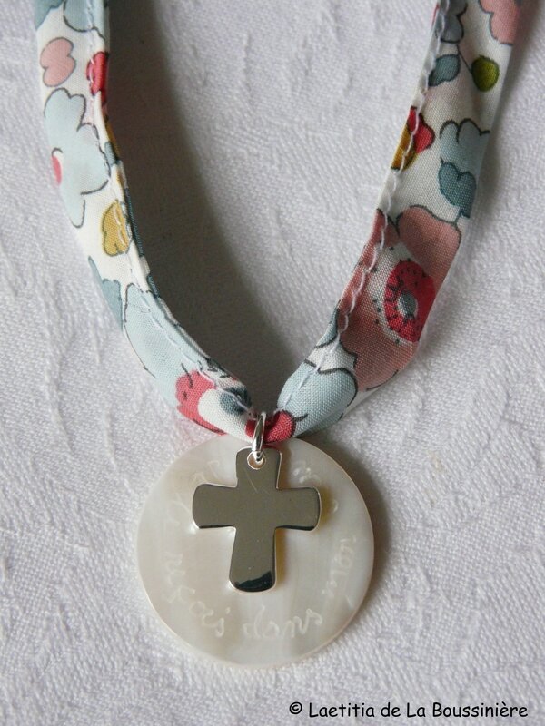 collier de Communion (sur ruban Betsy porcelaine)