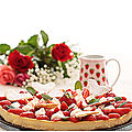 Bonne fête des mamans avec une jolie tarte aux fraises et framboises crème pâtissière à la menthe.....