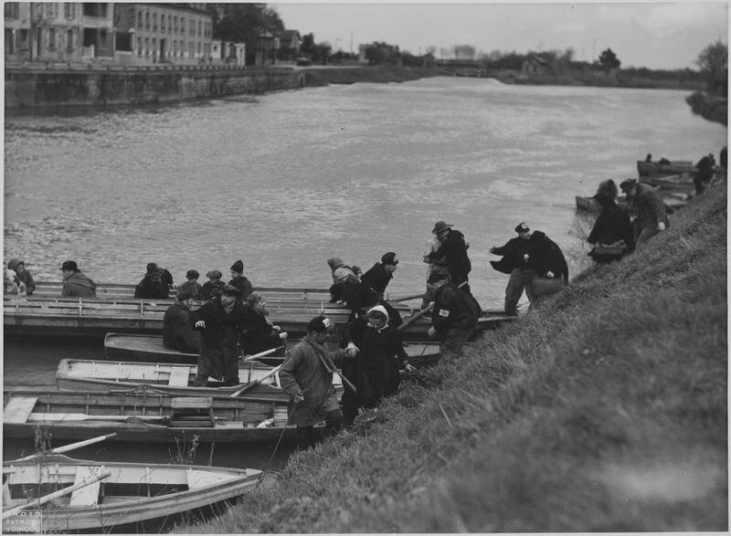 Voinquel, Des civils traversant la Seine pendant le siège de Paris 1948