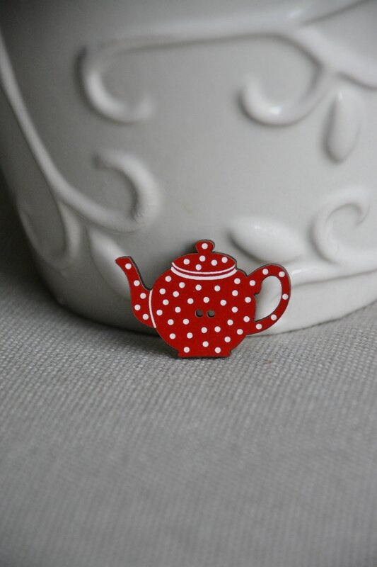 théière rouge à pois