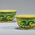 Paire de bols en porcelaine émaillée jaune et vert. chine, dynastie qing, marque et époque qianlong (1736-1795)