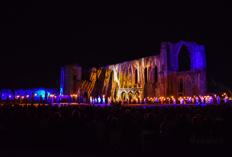 Après son sacre à Chartres, le roi Henry IV établit en 1591 des foires à Maillezais pour remercier son évêque